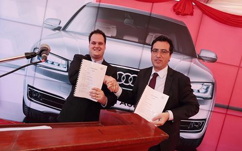 Đại diện tập đoàn Audi AG trao chỉ định nhập khẩu và phân phối tại thị trường Campuchia cho đại diện Audi Việt Nam.<br>
