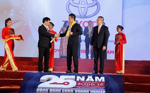 Ông Shinjiro Kajikawa, Phó giám đốc khối Hoạch định Chiến lược Toyota Việt Nam, nhận danh hiệu Rồng Vàng từ ban tổ chức là Thời báo Kinh tế Việt Nam và Cục Đầu tư nước ngoài.