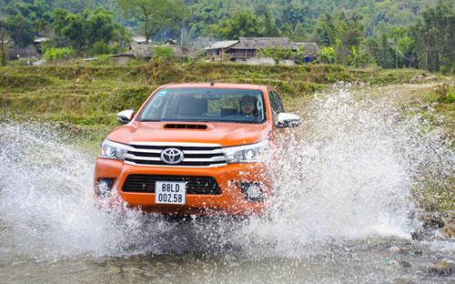 Hilux thế hệ hoàn toàn mới vừa được Toyota đưa về thị trường Việt Nam có
 thiết kế khỏe khoắn, cảm giác lái trung thực và thoải mái như xe thể 
thao đa dụng cùng đầy đủ những tính năng an toàn.