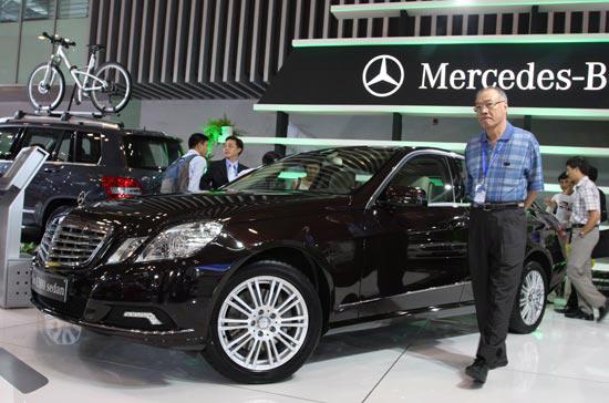 Hãng xe hạng sang Mercedes-Benz là điểm sáng duy nhất về doanh số trong tháng 2/2010 - Ảnh: Đức Thọ.
