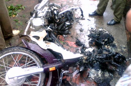 Hiện trạng sau khi phát nổ của chiếc xe máy Honda Super Dream do chị Nguyễn Thị Quỳnh sử dụng.
