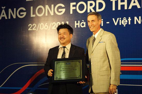 Ông Laurent Charpentier, Tổng giám đốc Ford Việt Nam, trao kỷ niệm chương cho giám đốc Thăng Long Ford Thanh Xuân tại lễ khai trương.