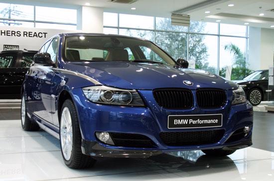 Ngoài việc được hưởng hỗ trợ lệ phí trước bạ, khách hàng mua xe 325i và X1 cũng được tặng bố phụ kiện thể thao BMW Performance.