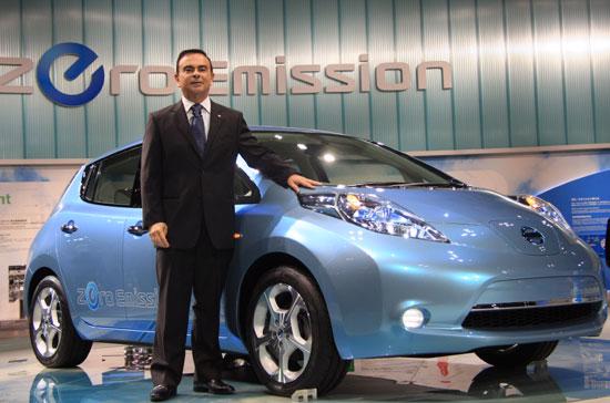 Chủ tịch Carlos Ghosn giới thiệu mẫu xe điện Leaf tại triển lãm Tokyo Motor Show - Ảnh: Đức Thọ.