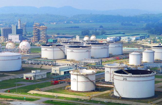 Nằm trong khu kinh tế Dung Quất (Quảng Ngãi), đây là nhà máy lọc dầu đầu tiên của Việt Nam, được khởi công xây dựng cuối năm 2005, với tổng mức đầu tư hơn 3 tỷ USD - Ảnh: Nguyễn Khánh/Tuổi Trẻ.<br>