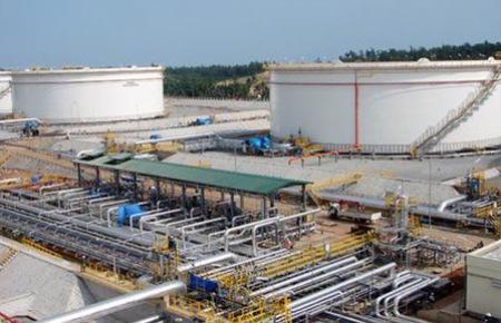 Việc dừng nhà máy đột ngột đã khiến các đầu mối nhập khẩu xăng dầu từ Dung Quất bị thiếu hụt gần 120.000 tấn xăng dầu và dư thừa gần 150 nghìn tấn dầu thô.