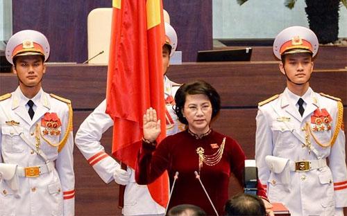 Sáng 22/7/2016, trước Quốc hội, Chủ tịch Nguyễn Thị Kim Ngân đã
 tuyên thệ trung thành với Tổ quốc, nhân dân và Hiến pháp. 
