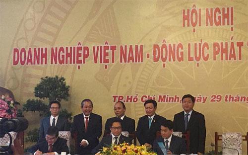 Lễ ký cam kết giữa Chủ tịch VCCI với Chủ tịch UBND thành phố Hà Nội 
và Chủ tịch UBND Tp.HCM về cải thiện môi trường đầu tư - Ảnh: Nguyễn Lê.