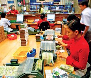Theo dự báo của ông Nguyễn Phước Thanh, Tổng giám đốc Vietcombank, thời gian tới nhiều khả năng Ngân hàng Nhà nước sẽ tiếp tục giảm lãi suất cơ bản xuống dưới 12%/năm.
