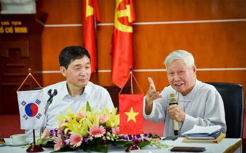 GS. Đào Nguyên Cát - Tổng biên tập Thời báo Kinh tế Việt Nam, trao đổi với Đại sứ Hàn Quốc tại Việt Nam Lee Hyuk (bên trái).<br>