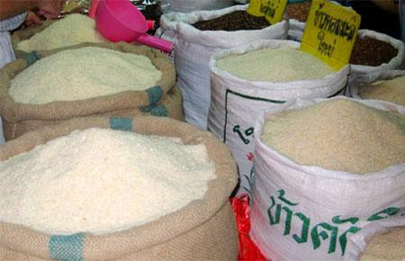 Báo Bangkok Post của Thái cho biết, tuần trước, Chính phủ Thái Lan mở đợt đấu thầu để bán ra 750.000 tấn gạo từ kho lúa gạo tạm trữ của nước này, nhưng chỉ bán được có 232.596 tấn. 
