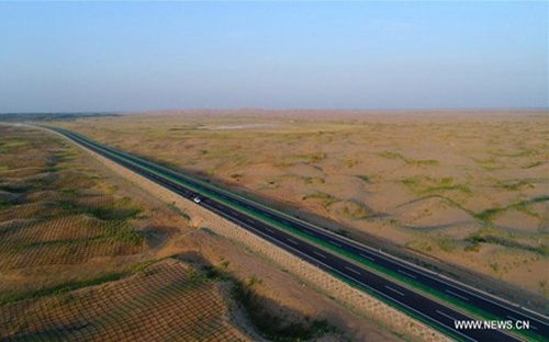Nối Bắc Kinh và Urumqi - thủ phủ khu tự trị Tân Cương, cao tốc Jingxin rút ngắn quãng đường tới 1.300 km, giúp thúc đẩy giao thương và hiện diện quân sự của Trung Quốc ở biên giới phía tây. Sau 5 năm xây dựng, cao tốc này đi vào hoạt động từ cuối tháng 6/2017. Đây là cao tốc xuyên sa mạc dài nhất thế giới - Nguồn: Xinhua News.<br>