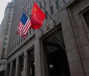 Quốc kỳ Trung Quốc cạnh lá quốc kỳ của Mỹ tại trụ sở Ngân hàng Goldman Sachs ở New York. Trung Quốc là quốc gia nắm giữ số lượng trái phiếu Chính phủ Mỹ lớn nhất thế giới – Ảnh: Getty Images.