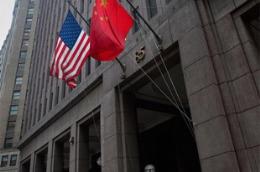 Quốc kỳ Trung Quốc cạnh lá quốc kỳ của Mỹ tại trụ sở Ngân hàng Goldman Sachs ở New York. Tháng 9/2008, Trung Quốc vượt qua Nhật Bản trở thành chủ nợ lớn nhất của Mỹ và liên tục tăng mua cho tới tháng 12/2009 - Ảnh: Getty Images.