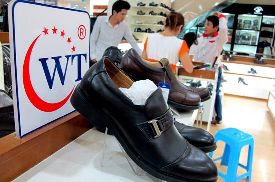 Gian hàng giày WT tại trung tâm thương mại Vincom - Ảnh: Anh Quân.