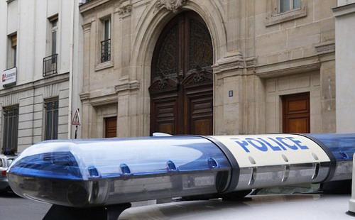Xe của cảnh sát trước văn phòng của Google tại Paris.<br>