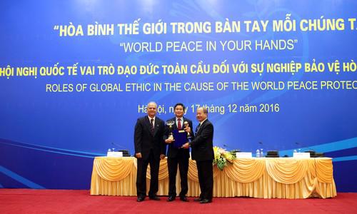 Ông Nguyễn Hồng Sơn- Phó tổng giám đốc Chubb Life Việt Nam đại diện công ty nhận hai giải thưởng từ Tổ chức Liên hiệp các hội UNESCO.