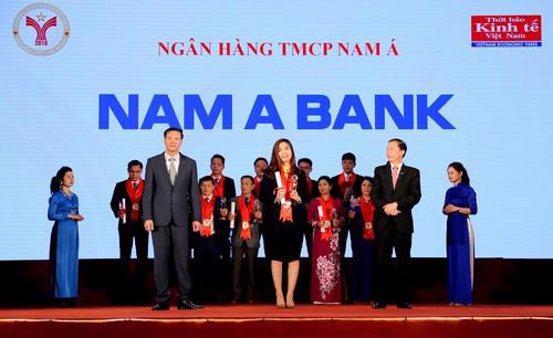 Bà Trần Đặng Như Quỳnh - Giám đốc Thương hiệu Nam A Bank vinh dự nhận cúp Thương hiệu mạnh 2016 từ chương trình.