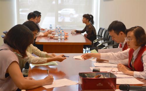 Kiểm tra phiếu lệnh tại phiên đấu giá Công ty Cổ phần Dịch vụ Bưu chính Viễn thông Sài Gòn.