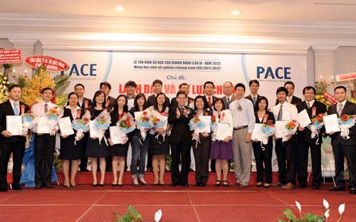Học viên chương trình CEO tại lễ tôn vinh sự học của doanh nhân lần thứ IX(2012) của trường PACE.