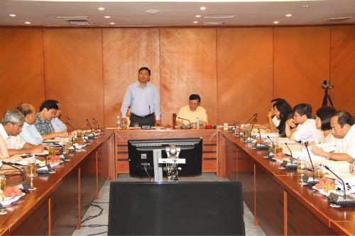 Hai bộ trưởng Đinh La Thăng và Đinh Tiến Dũng chủ trì cuộc họp ngày 26/6.<br>