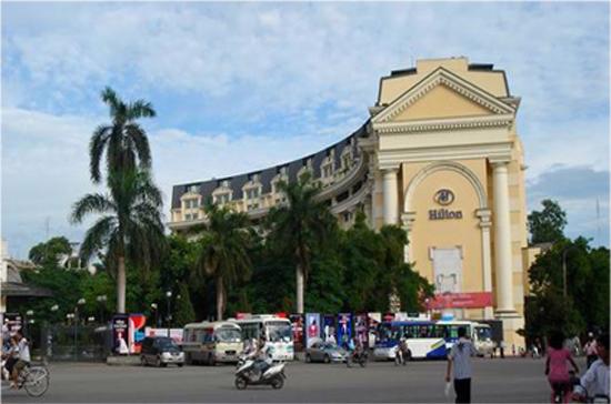 Khách sạn đầu tiên sử dụng thương hiệu Hilton tại Việt Nam cũng nằm ở Hà Nội, mang tên Hilton Hanoi Opera, địa chỉ tại số 1 Lê Thánh Tông, cạnh Nhà hát Lớn.
