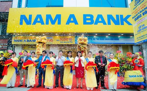 Ban Lãnh đạo cùng các khách mời cắt băng khai trương trụ sở mới Nam A Bank Giảng Võ.
