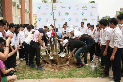 Quỹ 1 triệu cây xanh cho Việt Nam đến trồng cây tại trường Lương Thế Vinh, Hà Nội.