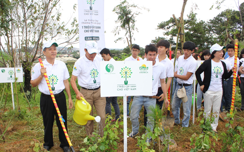 Các đại biểu và các em sinh viên Đại học Đà Lạt cùng tham gia trồng cây trong chương trình “Quỹ 1 triệu cây xanh cho Việt Nam”.