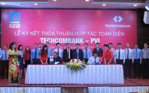 <div>Ông Hồ Hùng Anh - Chủ tịch Hội đồng Quản trị Techcombank và Ông Bùi Vạn Thuận - Tổng giám đốc PVI đang thực hiện ký kết hợp đồng hợp tác toàn diện.</div>