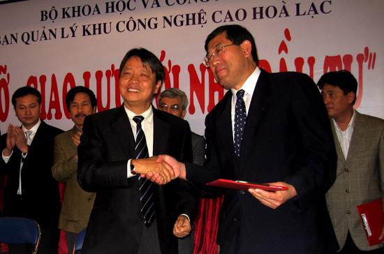 HHTP ký cam kết đầu tư với Công ty Sino Pharm (Trung Quốc) - Ảnh: Anh Quân.