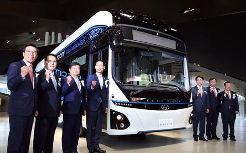 Giám đốc bộ phận xe thương mại của Hyundai Motor, Han Seong-kwon (thứ ba
 từ trái sang) chụp ảnh cùng Thứ trưởng Bộ giao thông Hàn Quốc Choi 
Jeong-ho cùng các khách mời khác tại buổi ra mắt xe 
bus điện Elec City hôm 25/5. 