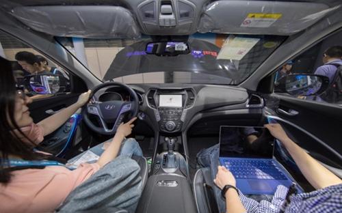 Hình ảnh lái thử xe của Huyndai có lắp đặt hệ thống định vị và nhận diện giọng nói của Baidu tại Hội chợ Điện tử tiêu dùng Châu Á 2017 - Ảnh: Huyndai Motor.