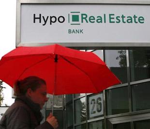 Theo giới quan sát, nếu ngân hàng Hypo Real Estate không được giải cứu, kết cục có thể là những hậu quả khôn lường đối với nền kinh tế và hệ thống tài chính của nước Đức, giống như tác động của vụ phá sản của ngân hàng đầu tư Phố Wall Lehman Brothers đối với nước Mỹ - Ảnh: Reuters.