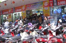 Khách tới tham quan và mua hàng tại các điểm giảm giá tại Hà Nội trong ngày 15/11 đều tăng vọt.