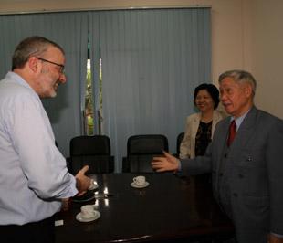 GS. Đào Nguyên Cát, Tổng biên tập Thời báo Kinh tế Việt Nam, tiếp ông Charles Goddard tại trụ sở Thời báo ở Hà Nội.