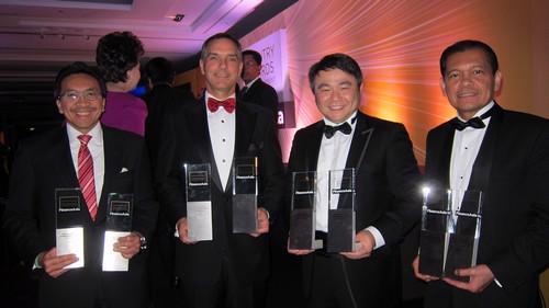 Ông Micheal Zink – Tổng giám đốc Citi khu vực Asean (đứng thứ hai từ bên
 trái) nhận giải thưởng “Ngân hàng thương mại nước ngoài tốt nhất Việt 
nam 2013” trao cho Citi Việt Nam.
