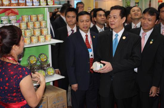 Thủ tướng Nguyễn Tấn Dũng thăm một gian hàng Việt Nam tại Hội chợ Trung Quốc - ASEAN lần thứ 9 - Ảnh: P.V