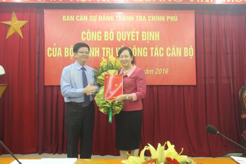 Phó trưởng ban Tổ chức Trung ương Mai Văn Chính trao quyết định điều động của Bộ Chính trị cho bà Lê Thị Thủy.<br>