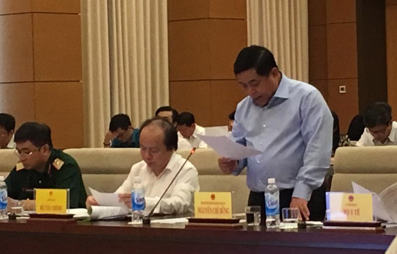 Bộ trưởng Bộ Kế hoạch và Đầu tư Nguyễn Chí Dũng báo cáo tại phiên giải trình.