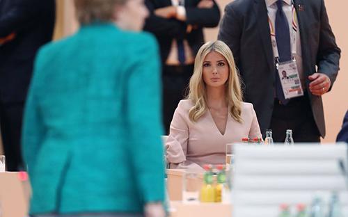 Ivanka Trump ngồi thay chỗ Tổng thống Mỹ khi ông này rời khỏi bàn họp - Ảnh: Getty Images.