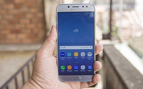 <span style="font-family: &quot;Times New Roman&quot;; font-size: 14.6667px;">Galaxy J7 Pro, một trong những smartphone bán chạy nhất của Samsung tại thị trường Việt trong tháng 8.</span>