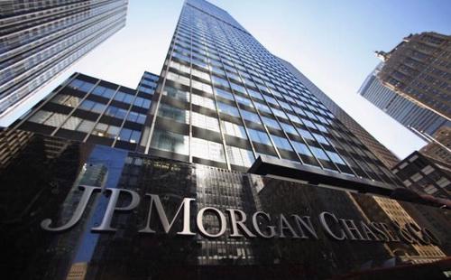 Cùng với việc công bố lợi nhuận cao, CEO của JP Morgan Chase, ông Jamie Dimon, đồng thời công bố sẽ tăng lương cho hàng nghìn nhân viên - Ảnh: Reuters.