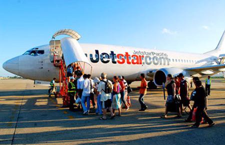 Từ 18h hôm nay (22/5), Jetstar Pacific sẽ bán vé máy bay giá rẻ từ 350 nghìn đồng/chặng cho đường bay giữa Tp.HCM và Đà Nẵng, các đường bay giữa Tp.HCM và Hà Nội, Vinh, Hải Phòng có giá từ 650 nghìn đồng/chặng.