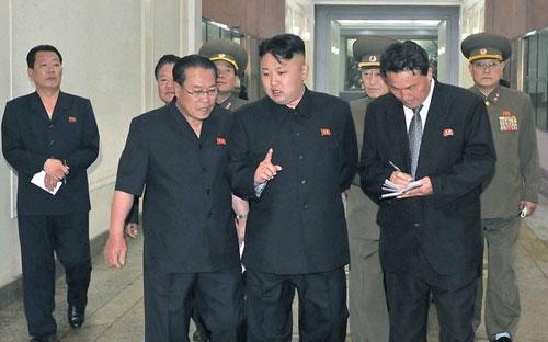 Nhà lãnh đạo Triều Tiên Kim Jong Un (giữa) trong chuyến thăm một nhà máy - Ảnh: AFP.<br>