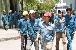 Người lao động sẽ được hưởng nhiều quyền lợi khi tham gia bảo hiểm thất nghiệp- Ảnh: Việt Tuấn.