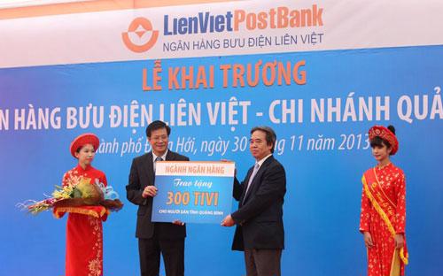 Thống đốc Ngân hàng Nhà nước đại diện ngành ngân hàng triển khai các chương trình an sinh xã hội tại Quảng Bình.<br>