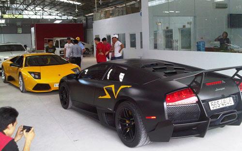 Hai siêu xe Lamborghini tại một sự kiện ở Việt Nam.<br>
