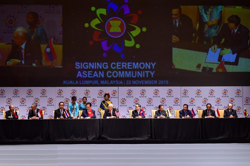 Các nhà lãnh đạo ASEAN ký Tuyên bố Kuala Lumpur 2015 về việc thành lập Cộng đồng ASEAN.