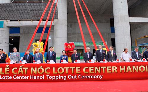 Lễ cất nóc tòa nhà Lotte Center Hanoi. Chủ đầu tư cho biết tháng 6/2014 tòa nhà sẽ đi vào hoạt động chính thức<br>